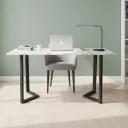 MESA CON ESTRUCTURA TRIANGULAR