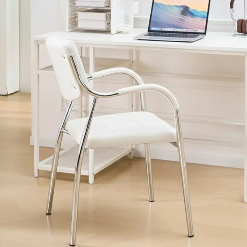 SILLA MILOS EN CUERINA BLANCA CON ESTRUCTURA CROMADA