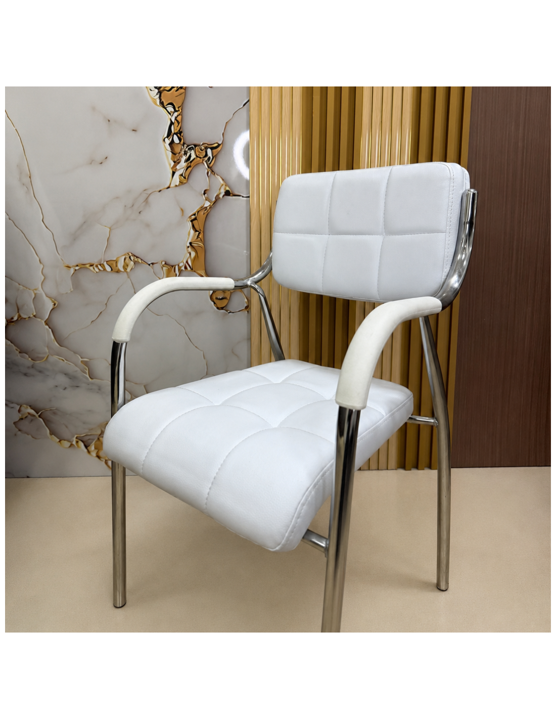 SILLA MILOS EN CUERINA BLANCA CON ESTRUCTURA CROMADA