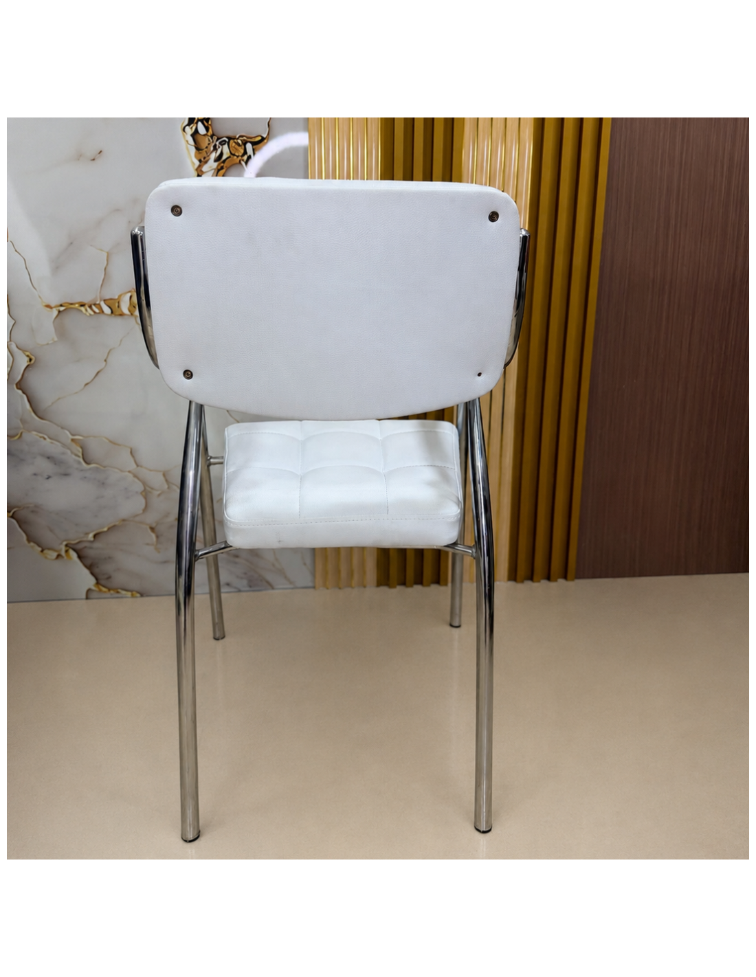 SILLA MILOS EN CUERINA BLANCA CON ESTRUCTURA CROMADA