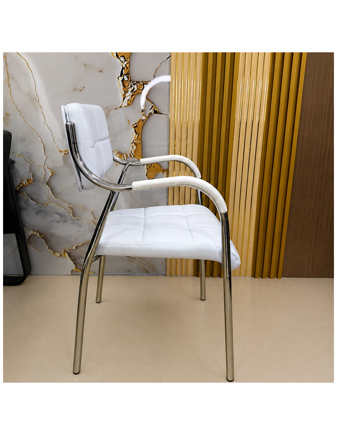 SILLA MILOS EN CUERINA BLANCA CON ESTRUCTURA CROMADA