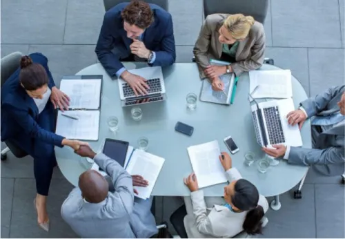 Tipos de mesas para reuniones corporativas y su impacto en la productividad empresarial