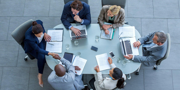 Tipos de mesas para reuniones corporativas y su impacto en la productividad empresarial