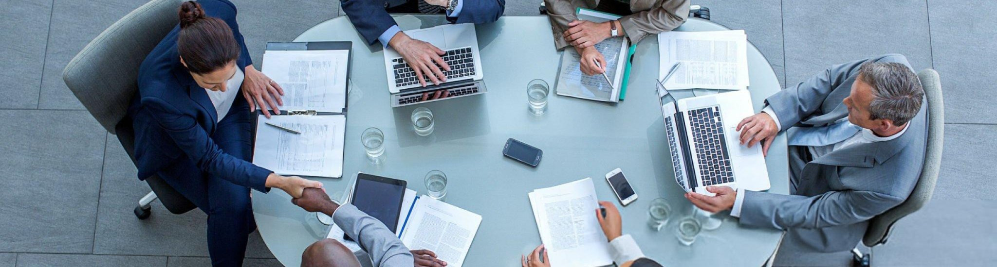 Tipos de mesas para reuniones corporativas y su impacto en la productividad empresarial